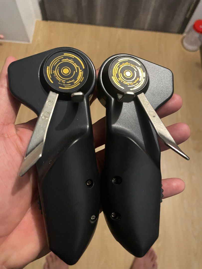 Game controller (Category: Other Mobile & Gadget Accessories) located in Singapore. Submitted by knw81 (Listing ID 1357212998, Image 1). Description: Like as new after buy never use Can fix with iPad or tablet .