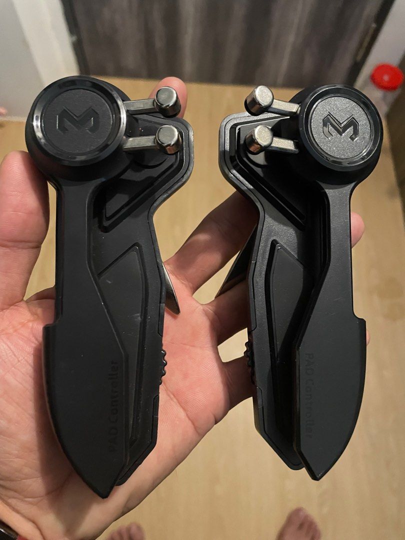 Game controller (Category: Other Mobile & Gadget Accessories) located in Singapore. Submitted by knw81 (Listing ID 1357212998, Image 2). Description: Like as new after buy never use Can fix with iPad or tablet .