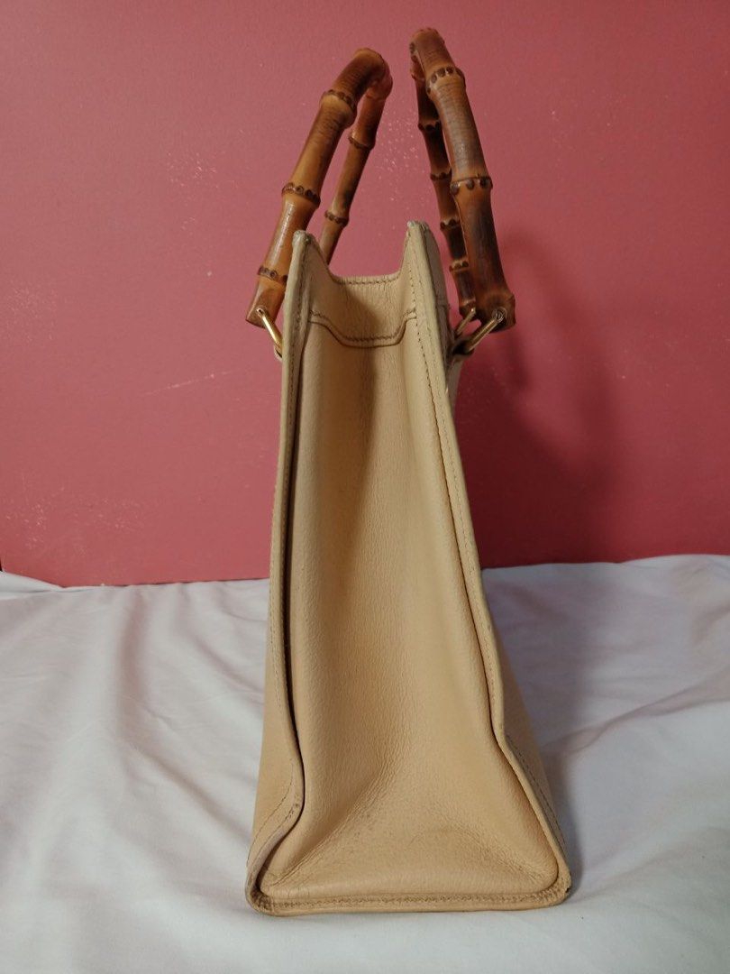 Gucci Bamboo Tote (Category: Luxury Bags & Wallets) located in Muntinlupa City. Submitted by cssshop (Listing ID 1357325796, Image 2). Description: Bamboo handle Leather.