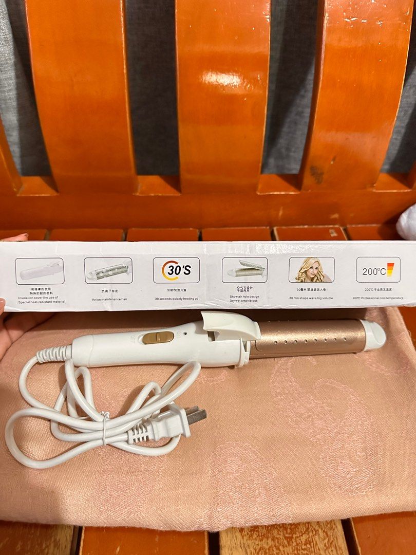 Hair Straightener/Curler (Category: Hair) located in Mandaluyong City. Submitted by Mshy09 (Listing ID 1357303467, Image 2). Description: Hindi nagamit. Trinay lang. .