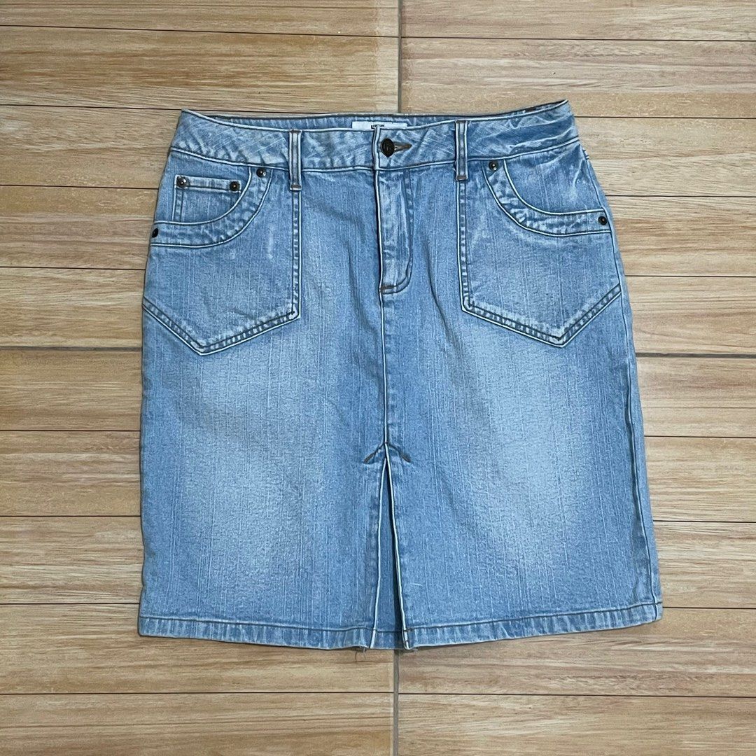 Highwaist Denim Skirt (Category: Skirts) located in Quezon City. Submitted by devvy14 (Listing ID 1357329410, Image 1). Description: Kindly read description below 👇🏻 Waistline - 30 inches Length - 20 inches ✨NO FLAWS✨ These are personal pre-loved items.❤️ Please manage your expectations 🤗 📍LOCATION: ESPAÑA, MANILA 🚴🏻‍♂️DELIVERY: Lalamove/Grab express/Angkas express 💵 PAYMENT: Gcash/Maya/Unionbank 🗒️Note: JNT / Gogoexpress shipping depends