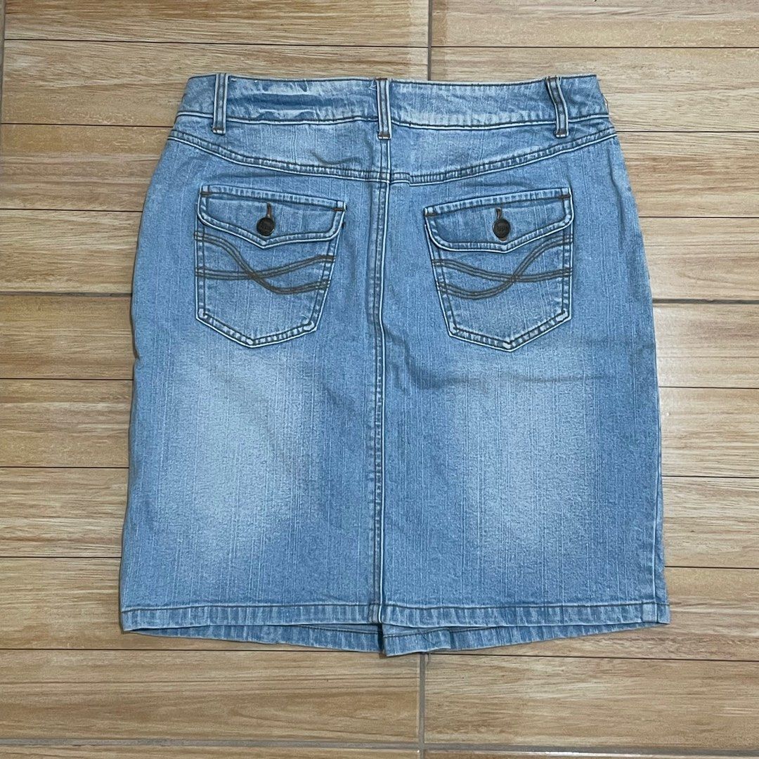 Highwaist Denim Skirt (Category: Skirts) located in Quezon City. Submitted by devvy14 (Listing ID 1357329410, Image 2). Description: Kindly read description below 👇🏻 Waistline - 30 inches Length - 20 inches ✨NO FLAWS✨ These are personal pre-loved items.❤️ Please manage your expectations 🤗 📍LOCATION: ESPAÑA, MANILA 🚴🏻‍♂️DELIVERY: Lalamove/Grab express/Angkas express 💵 PAYMENT: Gcash/Maya/Unionbank 🗒️Note: JNT / Gogoexpress shipping depends