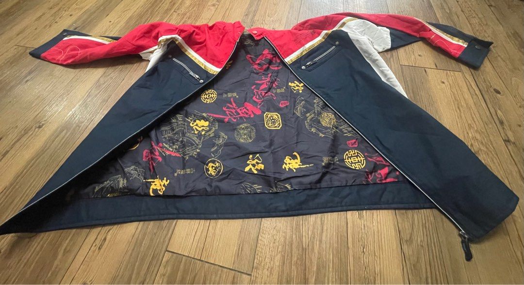 Jacket (Category: Activewear) located in Kuala Lumpur. Submitted by iqaary (Listing ID 1357254823, Image 3). Description: jacket ni pernah pakai sekali je afa kotor sikit je tp boleh je hilangkan kekotoran ini mmg nampak smart n zip dye masih mantap 🥰free cod ke tempat anda sekitar kl dan area lembah kelang yg jauh kami boleh pos .