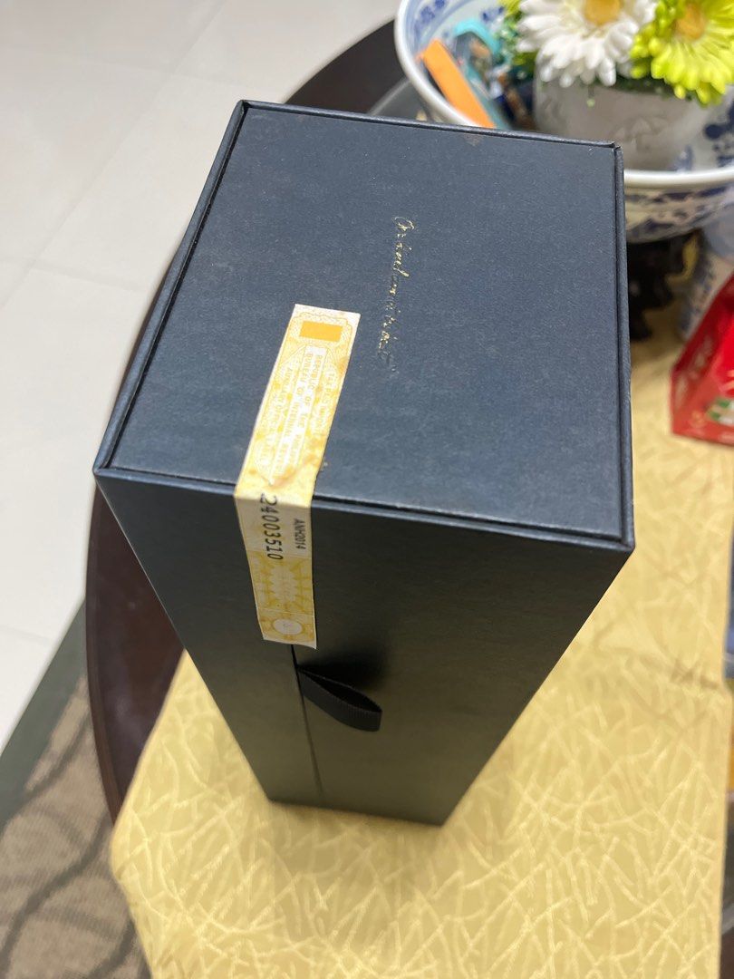 Johnnie Walker Blue Label (Category: Beverages) located in Paranaque City. Submitted by mary2789 (Listing ID 1357236320, Image 2). Description: 750 ml Mall price: 9-10k Actual pictures posted.
