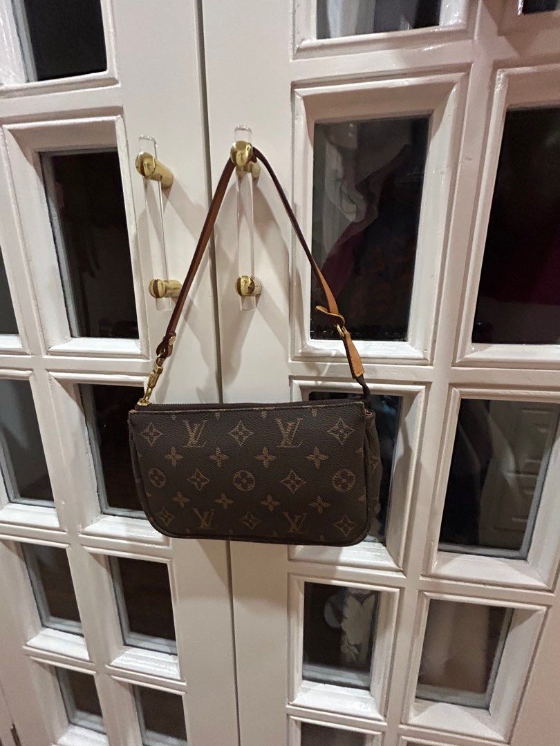 Louis Vuitton Pochette small bag in leather (Category: Luxury Bags & Wallets) located in Manila. Submitted by loowee__ (Listing ID 1357283385, Image 2). Description: .𖥔 ݁ ˖๋ Copied Rendition from Baguio .𖥔 ݁ ˖๋ Comes with a dust bag and paper filler .𖥔 ݁ ˖๋ 8.7 x 1.5 x 5.2 in (L x W x H) .𖥔 ݁ ˖๋ Leather .𖥔 ݁ ˖๋ DM for inquiries (˶˃ ᵕ ˂˶) .ᐟ.ᐟ .