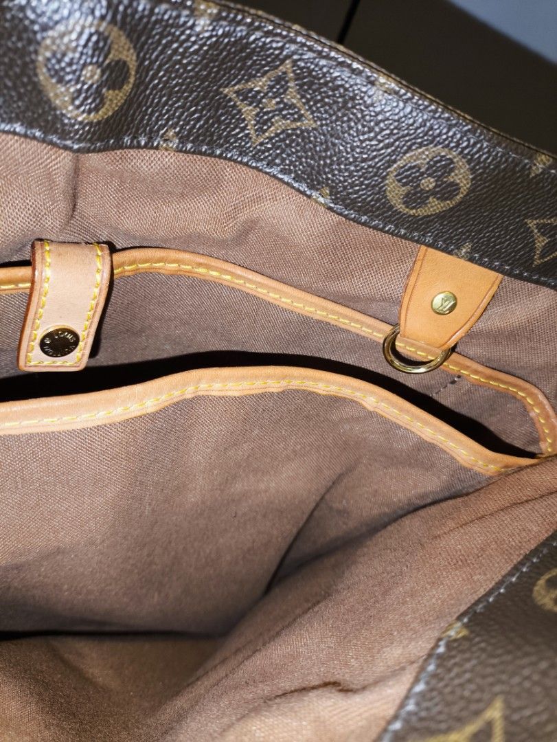 Louis Vuitton Vavin GM (Category: Luxury Bags & Wallets) located in Manila. Submitted by rewearables.mnl (Listing ID 1357383899, Image 3). Description: FOR SALE: Louis Vuitton Louis Vuitton Vavin GM THIS BAG IS SUPER WELL TAKEN CARE OFF DATE CODE: AR00210 MADE: MADE IN FRANCE ISSUE: NO ISSUE INCLUSION: WITH lV DUSTBAG MEET UP CAVITE, ALABANG AREA.