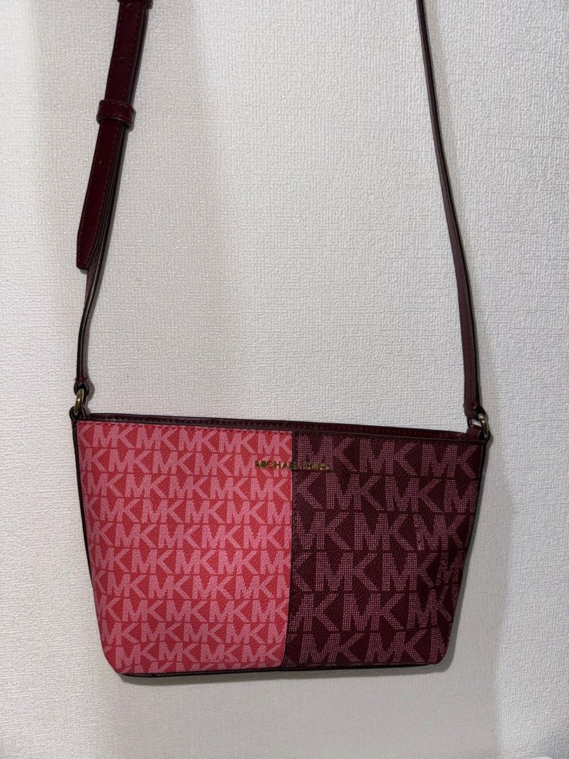 Michael Kors cross body bag (Category: Cross-body Bags) located in Davao. Submitted by kateshops (Listing ID 1357372724, Image 2). Description: Brand new Slightly negotiable Free shipping DM me for offers 😊.