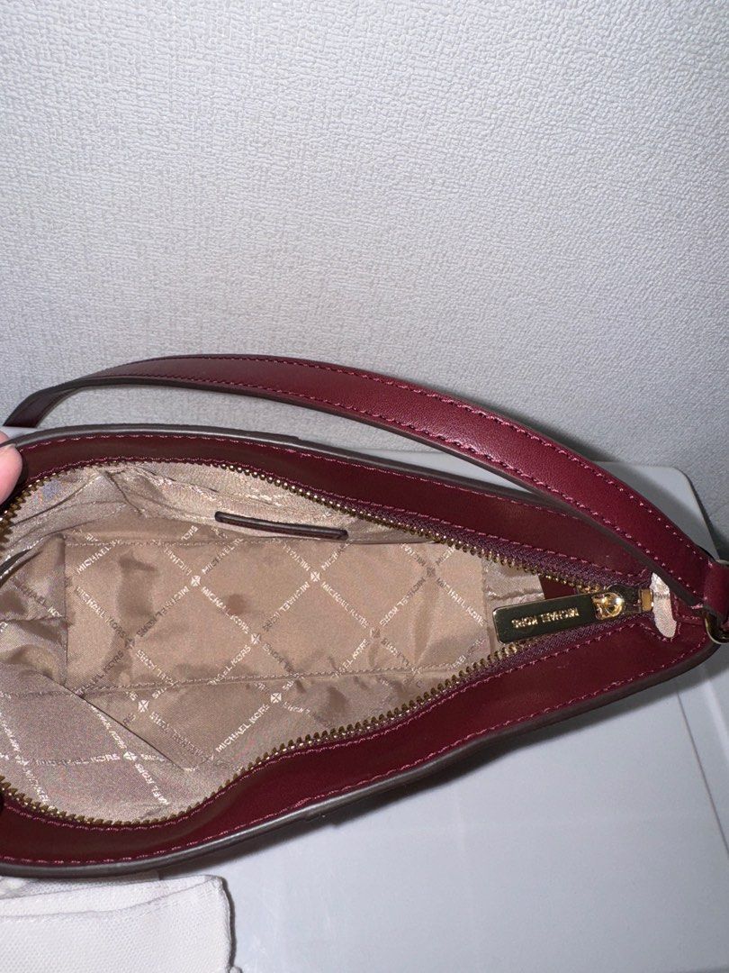 Michael Kors cross body bag (Category: Cross-body Bags) located in Davao. Submitted by kateshops (Listing ID 1357372724, Image 3). Description: Brand new Slightly negotiable Free shipping DM me for offers 😊.