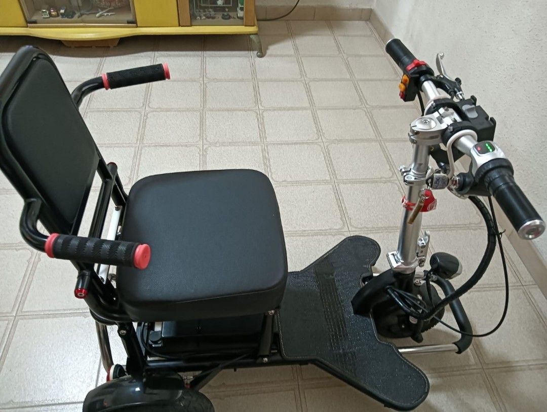 Mobot flexi (Category: E-Scooters & E-Bikes) located in Singapore. Submitted by cookiemonster (Listing ID 1357308229, Image 2). Description: Bought abt 1 year. Good working condition. Battery not included. Self collection at Bukit Batok.