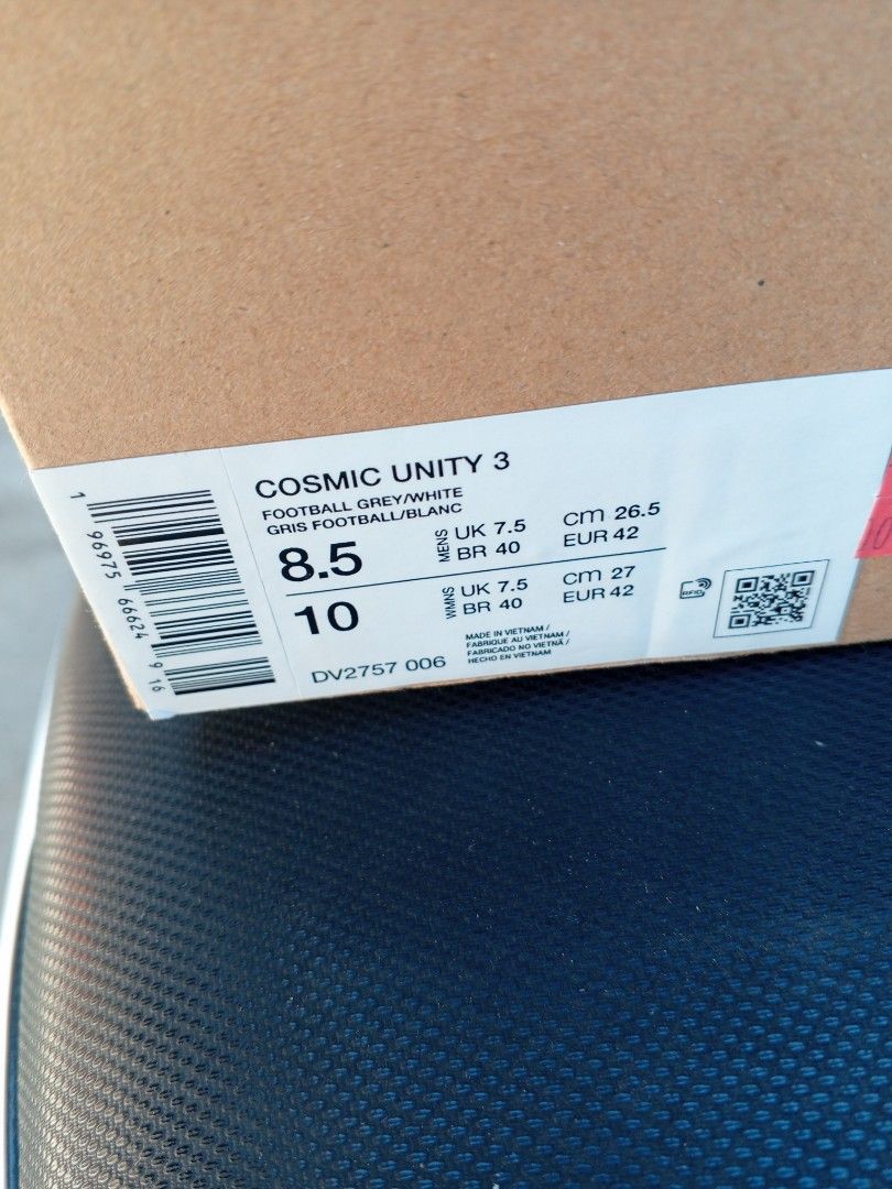 Nike Cosmic Unity 3 size 8.5 US (Category: Sneakers) located in Compostela. Submitted by crisostmo (Listing ID 1357258545, Image 3). Description: used once on a shiny court. good as new original pair bought at the actual Nike Store Original price : 8395 selling price : 3500 mark down to : 2500 size 8.5 us 42eur rfs: wrong size.