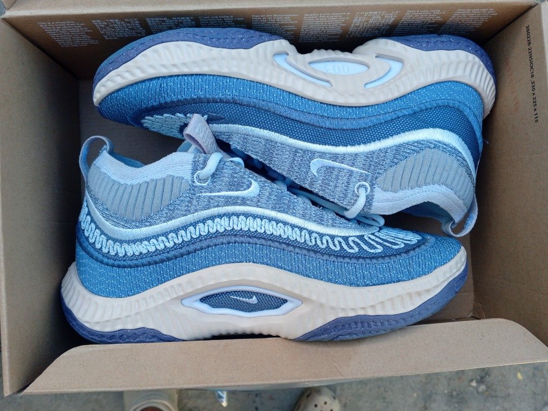 Nike Cosmic Unity 3 size 8.5 US (Category: Sneakers) located in Compostela. Submitted by crisostmo (Listing ID 1357258545, Image 1). Description: used once on a shiny court. good as new original pair bought at the actual Nike Store Original price : 8395 selling price : 3500 mark down to : 2500 size 8.5 us 42eur rfs: wrong size.