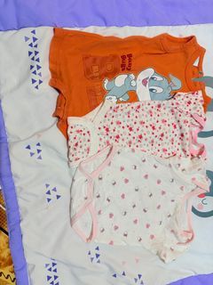 onesie bundle ( looney tunes,gerber,disney) 0-3 months