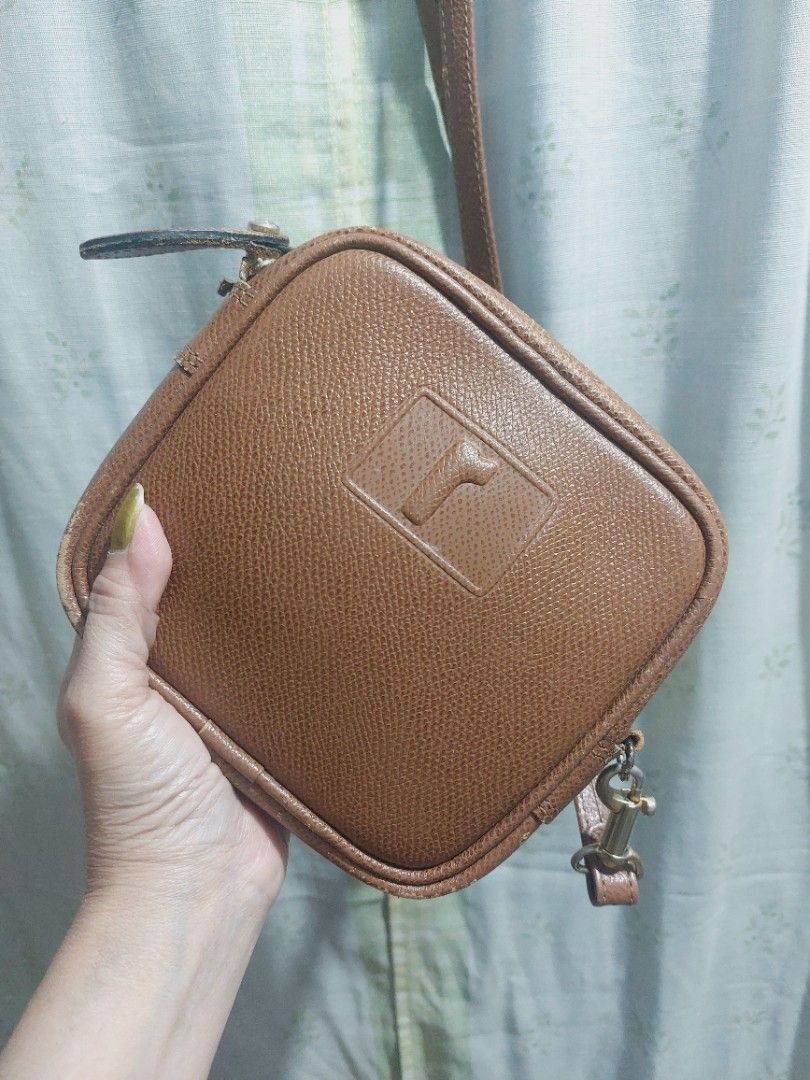 Renoma Crossbody Bag (Category: Cross-body Bags) located in Muntinlupa City. Submitted by sakurambo_des (Listing ID 1357188757, Image 1). Description: Renoma Crossbody bag leather minimal sign of used in good condition..