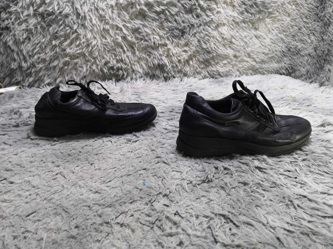 Round toe Leather Low top Sneaker (Category: Sneakers) located in Santa Cruz. Submitted by jmy_surplus.2 (Listing ID 1357305405, Image 3). Description: Size ; 22.5cm Color ; Black Type ; Sneaker Brand ; No Brand Material ; Leather Style ; Black Leather low Top Sneaker MY 24 JMY 4.