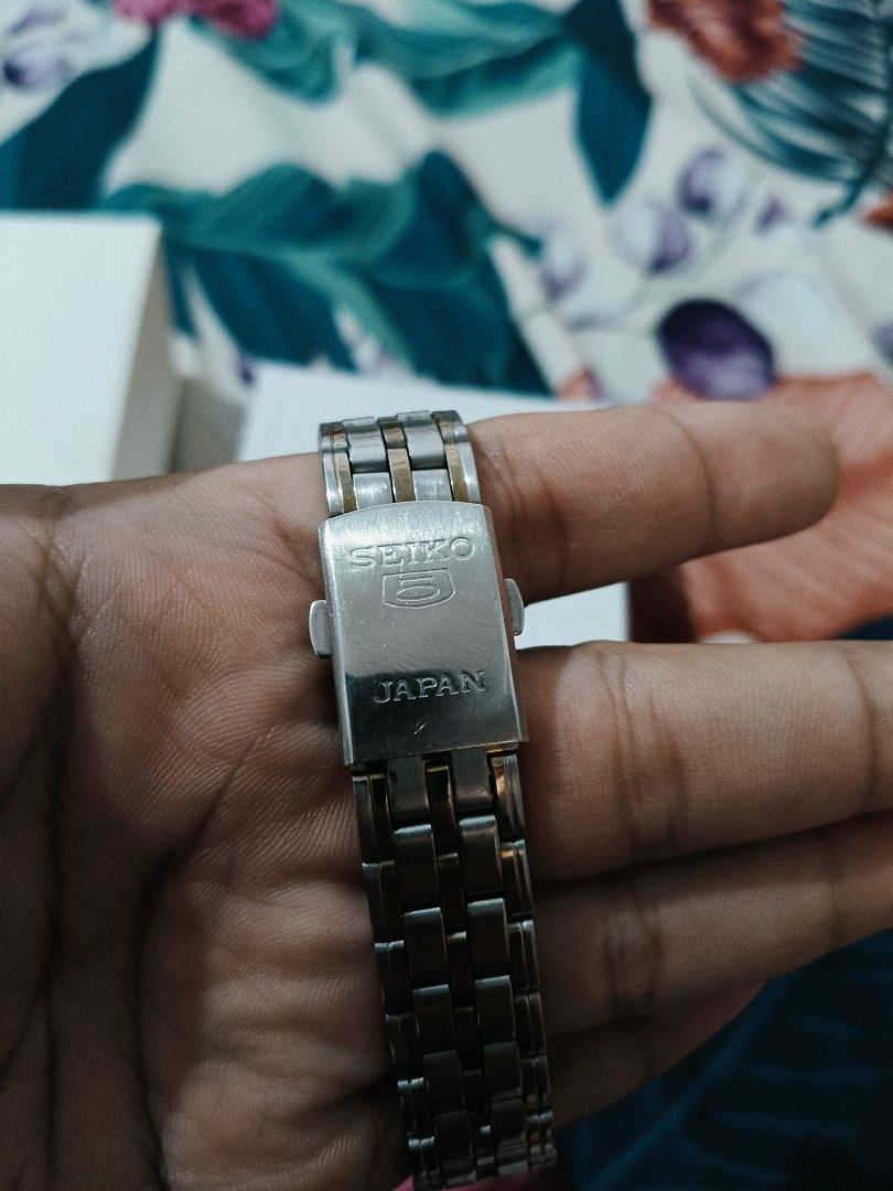 Seiko 5 Automatic 7s26 Two toned (Category: Men's Watches) located in Makati City. Submitted by jp.esl31 (Listing ID 1357203402, Image 2). Description: Pre-loved Seiko Automatic 7s26 (di pwede sa maselan) two toned newly serviced (10-16hrs power reserved) w/ few dents and scratches inclusion: replacement box Still Negotiable.