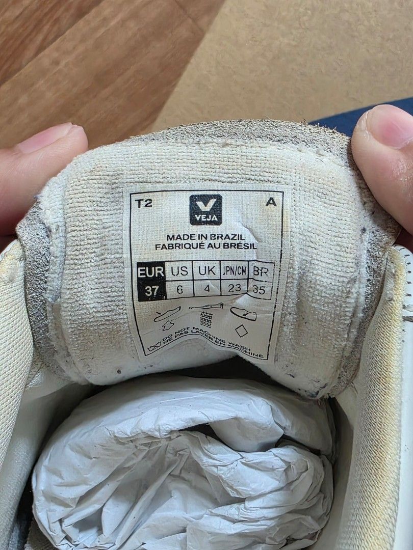 VEJA V-12 Leather Sneakers (Category: Sneakers) located in Makati City. Submitted by declutern (Listing ID 1357293405, Image 3). Description: RFS: Decluttering Original. Used only thrice. Kindly manage your expectations Price is negotiable for sure buyers Sf is shouldered by buyer through lalamove. 📍Makati Area.