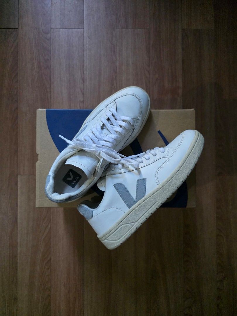 VEJA V-12 Leather Sneakers (Category: Sneakers) located in Makati City. Submitted by declutern (Listing ID 1357293405, Image 2). Description: RFS: Decluttering Original. Used only thrice. Kindly manage your expectations Price is negotiable for sure buyers Sf is shouldered by buyer through lalamove. 📍Makati Area.