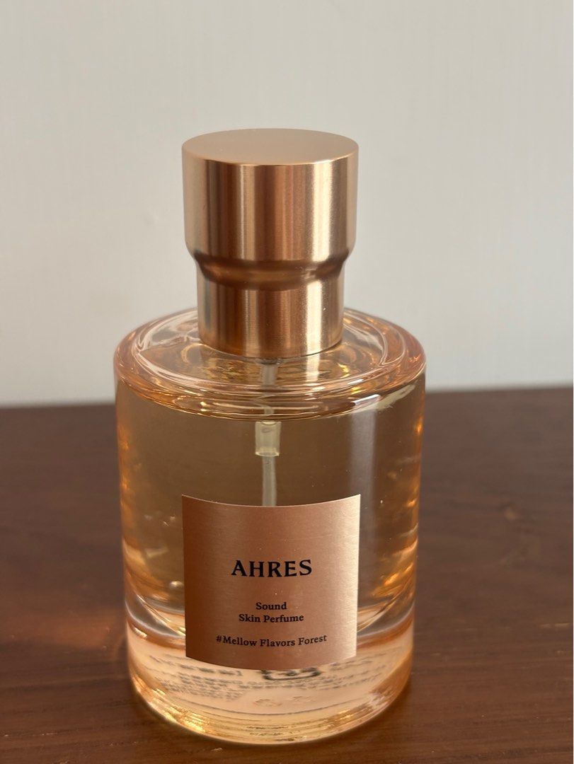 AHRES サウンドスキンパフューム メローフレーバーズフォレスト AHRESのメロー フレーバーズ フォレスト、最初はイチジクがまろやかに効いたクリアな香りから徐々に渋みと奥行きを感じる深い香りに変わる、他の誰とも被らない香水を探す人にぴったりのフレグランスです。  こんなの夜デートで使ったら間違いなく素敵ですね… #アーレス #ad