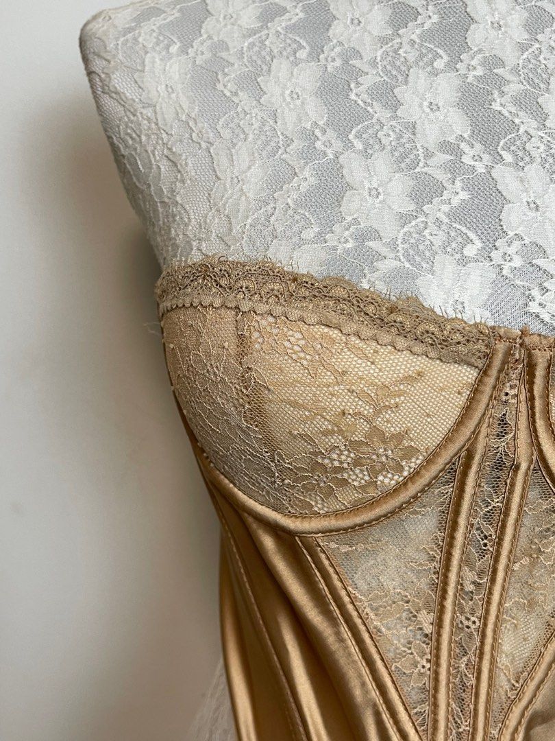 Beige / brown corset (Category: Others Tops) located in Makati City. Submitted by secondmuse_ (Listing ID 1361449568, Image 2). Description: Di bagay sakin :(.