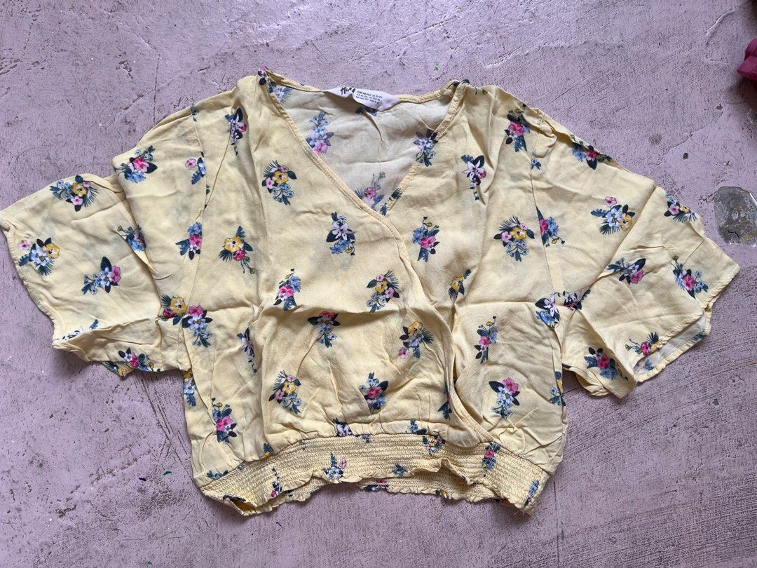 Branded Crop Top (Category: Others Tops) located in Bulacan. Submitted by handlewithcaution (Listing ID 1361361533, Image 1). Description: Crop top small size to semi medium yung white. Sulit dalawa na, bawal sa maselan. RFS: Decluterring.