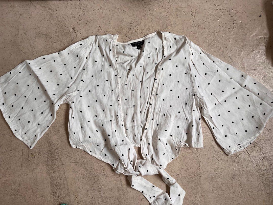 Branded Crop Top (Category: Others Tops) located in Bulacan. Submitted by handlewithcaution (Listing ID 1361361533, Image 2). Description: Crop top small size to semi medium yung white. Sulit dalawa na, bawal sa maselan. RFS: Decluterring.