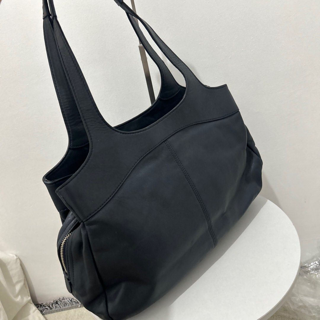 Coach Lexi Satchel (Category: Luxury Bags & Wallets) located in Quezon City. Submitted by luxurybyluci (Listing ID 1361488122, Image 3). Description: Coach Lexi Satchel Good Condition Soft Leather Authentic.