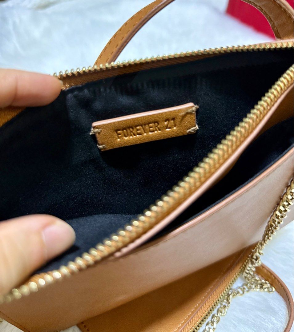 Forever 21 sling bag (Category: Cross-body Bags) located in Taguig. Submitted by cathtorre21 (Listing ID 1361434002, Image 3). Description: Brand New Genuine Forever 21 sling bag Color Brown.