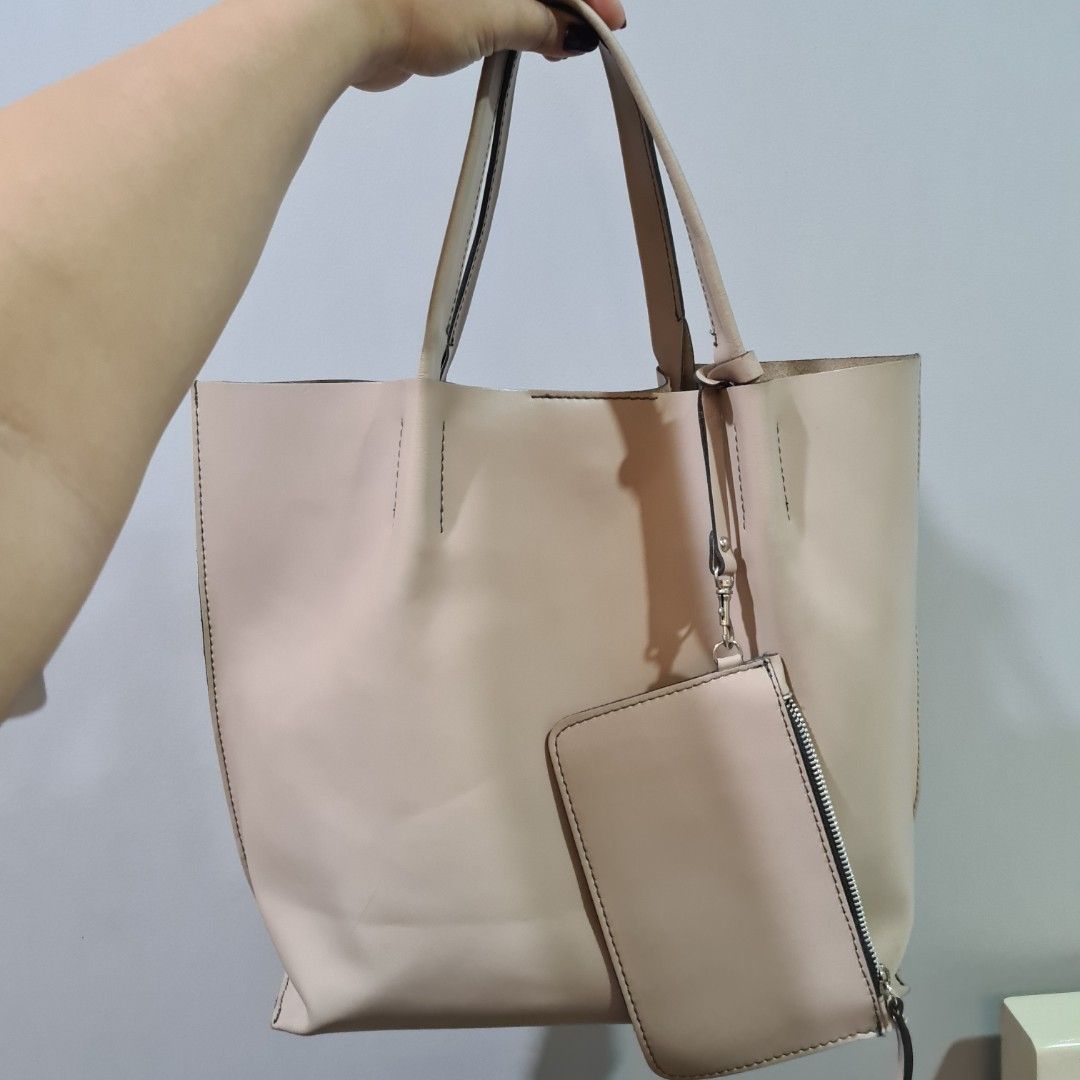 Gianni Chiarini Beige Leather Bag (Category: Shoulder Bags) located in Quezon City. Submitted by nicolebene (Listing ID 1361435893, Image 2). Description: - Gianni Chiarini Shopper Bag - Beige - Calf Leather - Made in italy - well used but still looks good.
