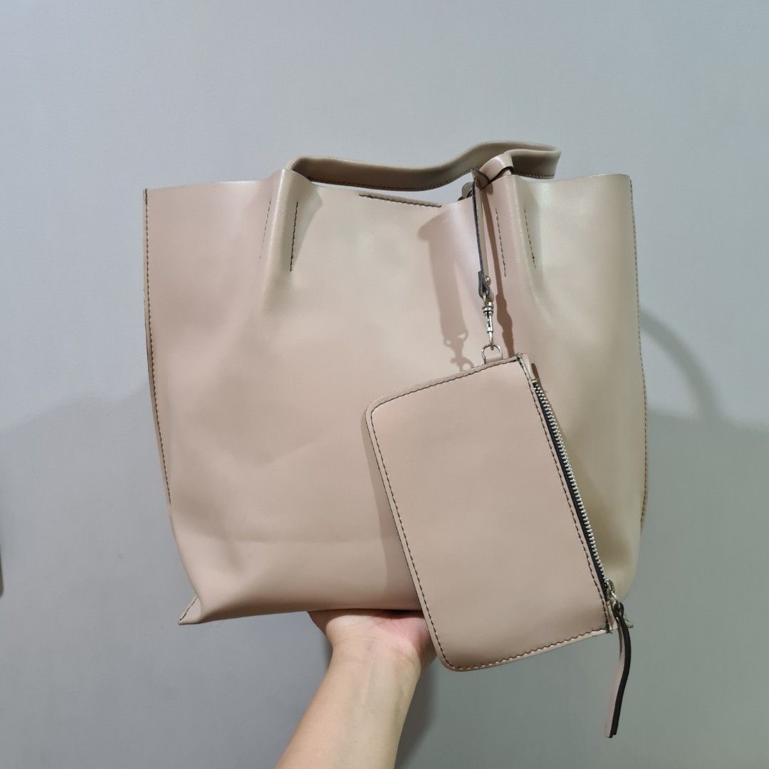 Gianni Chiarini Beige Leather Bag (Category: Shoulder Bags) located in Quezon City. Submitted by nicolebene (Listing ID 1361435893, Image 3). Description: - Gianni Chiarini Shopper Bag - Beige - Calf Leather - Made in italy - well used but still looks good.