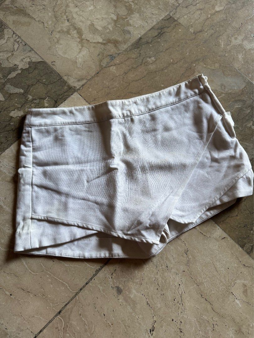 H&M White Skort (Category: Shorts) located in Quezon City. Submitted by prebys (Listing ID 1361407466, Image 1). Description: With visible stains, but washable.