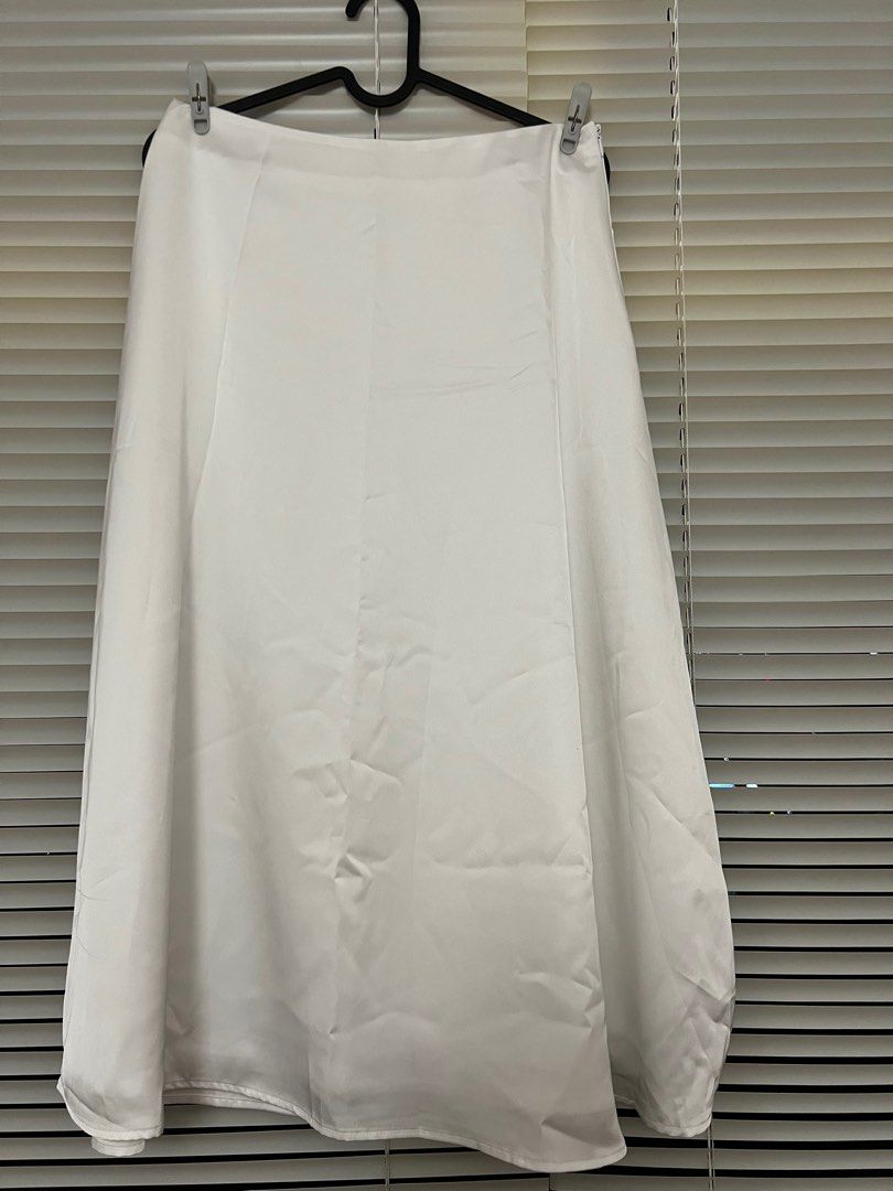 Ivory White Silk Midi Skirt (Category: Skirts) located in Pasay City. Submitted by cartmaxxing (Listing ID 1361468013, Image 2). Description: Fits to size S-M Never worn since it doesn’t fit me.