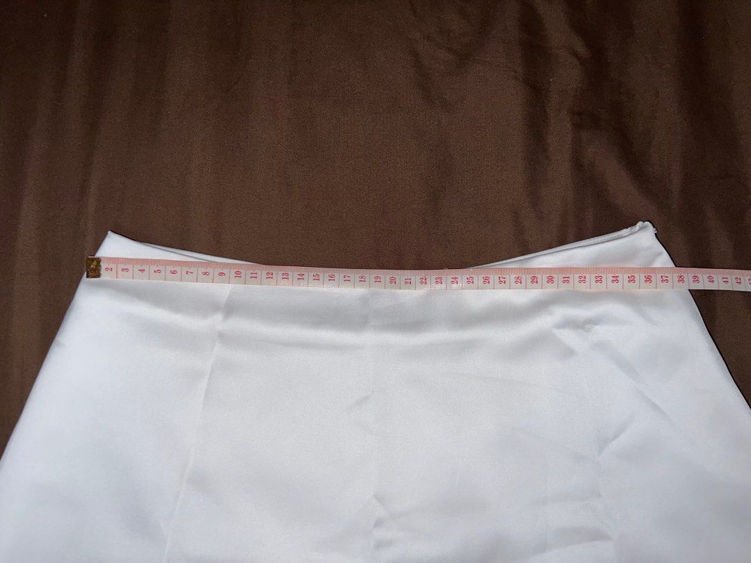 Ivory White Silk Midi Skirt (Category: Skirts) located in Pasay City. Submitted by cartmaxxing (Listing ID 1361468013, Image 3). Description: Fits to size S-M Never worn since it doesn’t fit me.