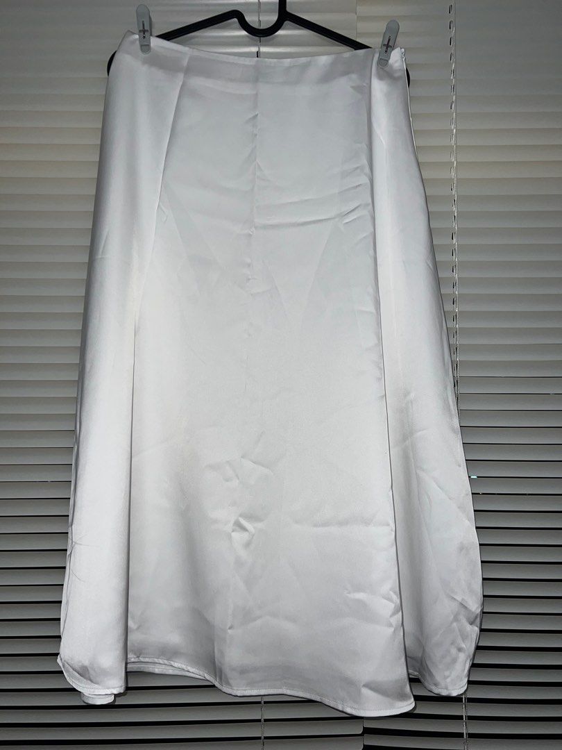 Ivory White Silk Midi Skirt (Category: Skirts) located in Pasay City. Submitted by cartmaxxing (Listing ID 1361468013, Image 1). Description: Fits to size S-M Never worn since it doesn’t fit me.