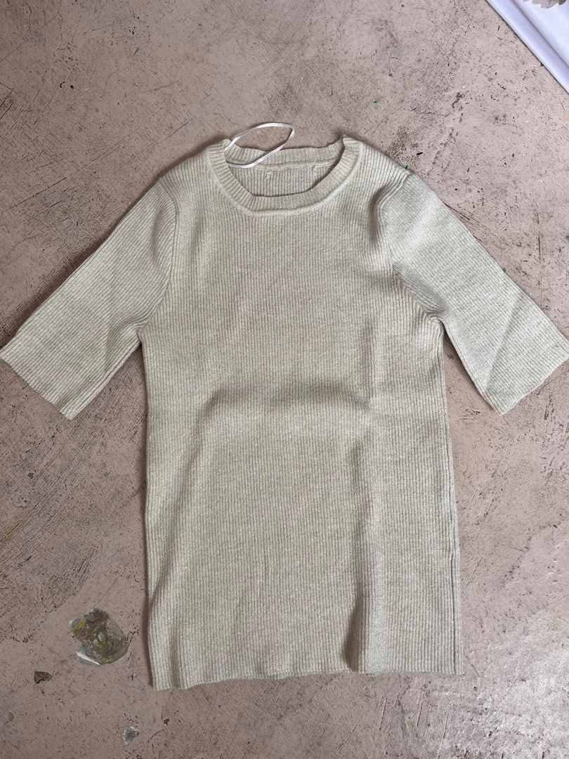 Knitted Blouse Makapal 2 pcs (Category: Others Tops) located in Bulacan. Submitted by handlewithcaution (Listing ID 1361362543, Image 2). Description: 150 for 2 sulit Kasya lang sa small makapal tela pang malamig. RFS: Decuttering.