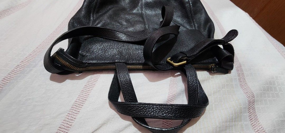 Little Farmers 2 way bag (Category: Shoulder Bags) located in Cebu City. Submitted by rhea20ph (Listing ID 1361356464, Image 3). Description: pre loved item genuine leather medium size 2 way design zipper closure minimal signs of wear price plus sf.