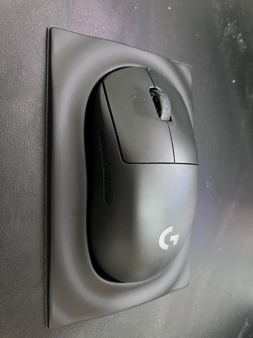 Logitech Pro wireless (Category: Mouse & Mousepads) located in Singapore. Submitted by ministermonet (Listing ID 1361355804, Image 2). Description: Selling away Logitech tech mouse Changed to another ambidextrous mouse.