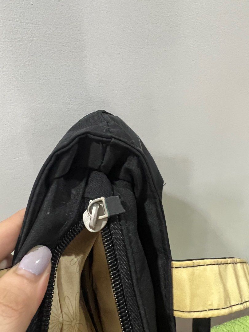 Medela Pump Bag (Category: Breastfeeding & Bottle Feeding) located in Quezon City. Submitted by liz.ty (Listing ID 1361411641, Image 3). Description: Insulated pump bag by Medela See zipper handle - photo 3 for flaws. Zipper works fine. Can be bundle with Medela Cooler bag with ice pack. .