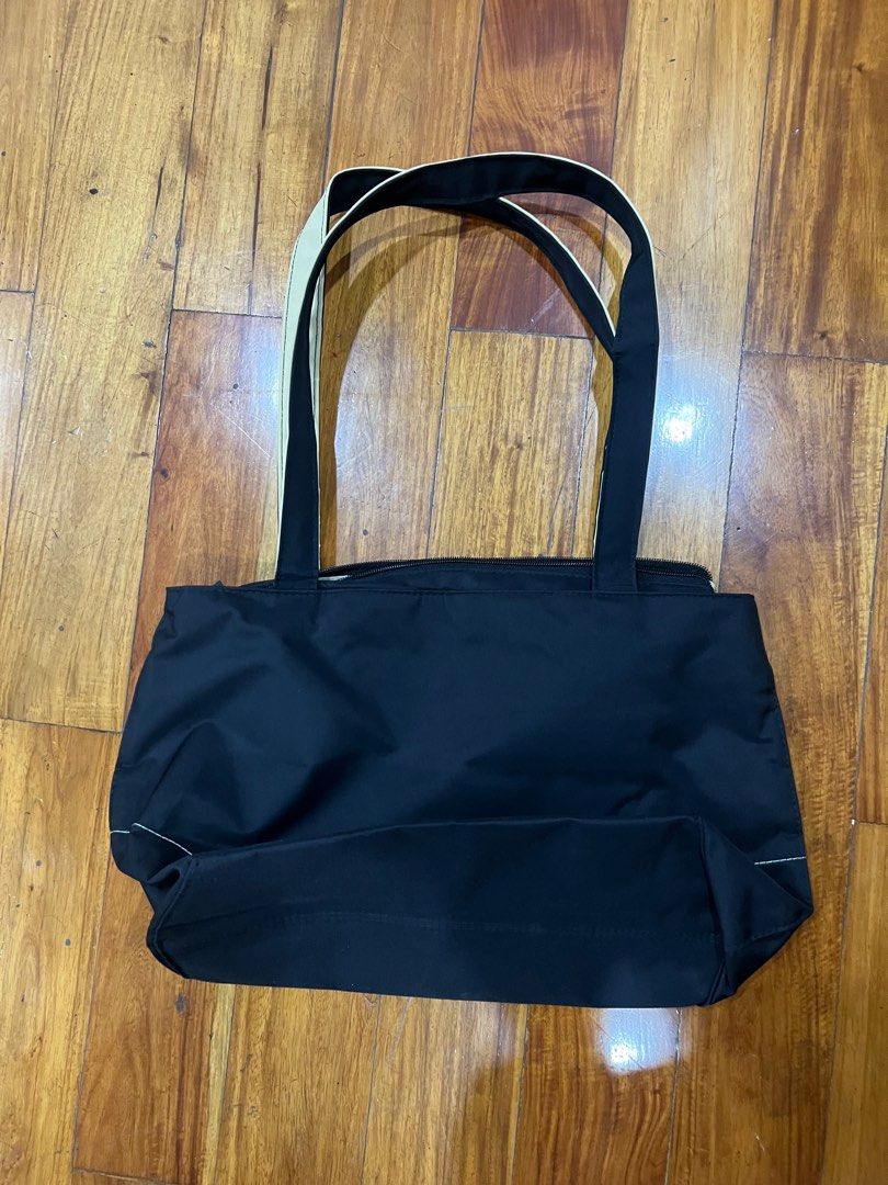 Medela Pump Bag (Category: Breastfeeding & Bottle Feeding) located in Quezon City. Submitted by liz.ty (Listing ID 1361411641, Image 1). Description: Insulated pump bag by Medela See zipper handle - photo 3 for flaws. Zipper works fine. Can be bundle with Medela Cooler bag with ice pack. .