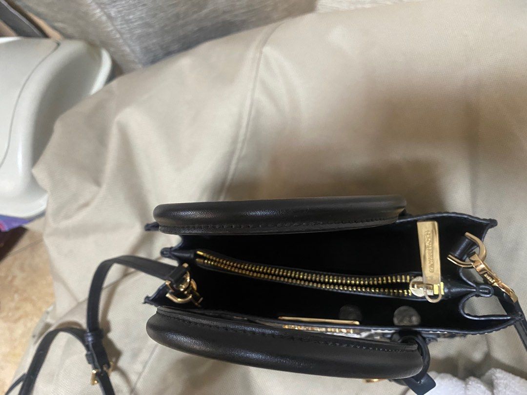 Michael Kors Monogram (Category: Luxury Bags & Wallets) located in Valenzuela. Submitted by airinnepo (Listing ID 1361385973, Image 2). Description: Original Monogram Michael Kors .