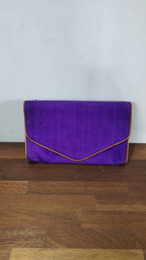 Ralph Lauren Pouch (Category: Purses & Pouches) located in Santa Cruz. Submitted by retroflash (Listing ID 1361400928, Image 1). Description: Ralph Lauren Pouch 🥰 12.5 x 8 inches vibrand color (no discoloration) Mejo may konting tastas the rest are okay.