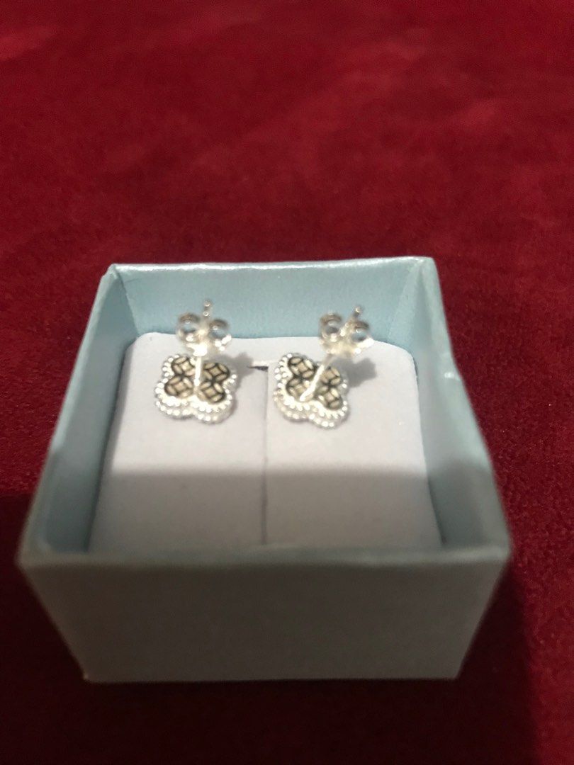 Real 925 Silver VCA Earrings with markings (Category: Earrings) located in Cavite. Submitted by ladyrain21 (Listing ID 1361399735, Image 2). Description: Real Silver 10mm clover flower size.