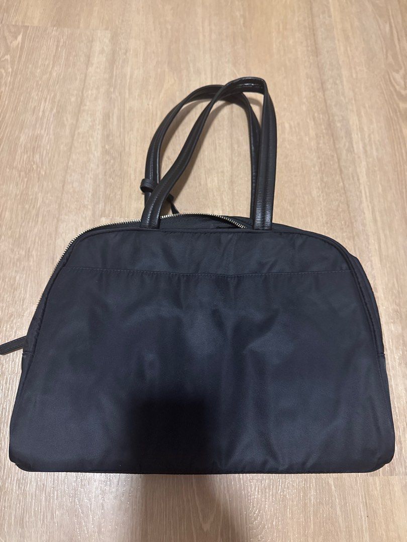 shoulder carry bag (Category: Bags & Wallets) located in Singapore. Submitted by kabanohaha (Listing ID 1361453830, Image 3). Description: .