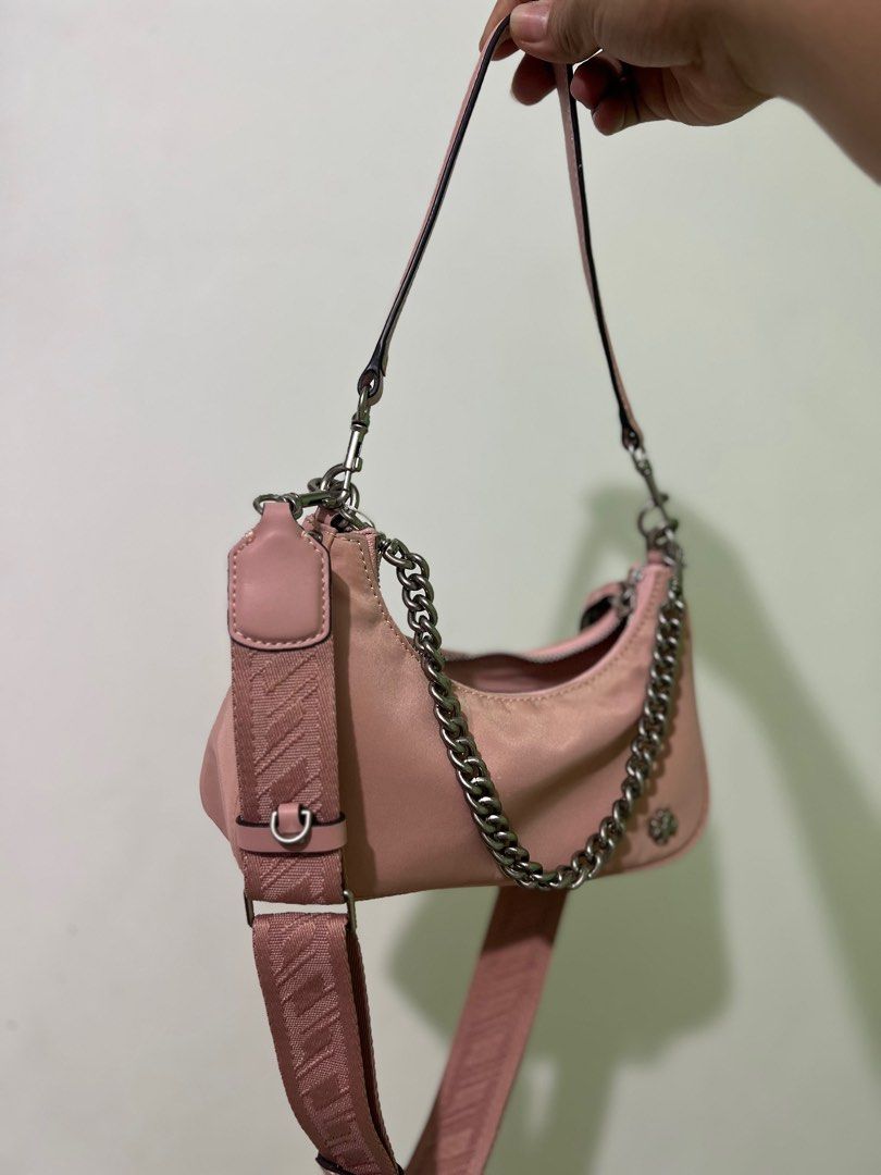 Tory MERCERNYLON (Category: Luxury Bags & Wallets) located in Quezon City. Submitted by geebags (Listing ID 1244400541, Image 3). Description: ORIG U.S TORY BAG TORY MERCER NYLON ✅ 3pcs SLING ✅nylon material ✅ coded with etiketa ✅ chain no faded ✅with orig dust bag it self ✅ no issue inside and out ✅ PWEDE SA MAARTE see pic to appreciate.😍😍 Slightly nego sa sure buyer.