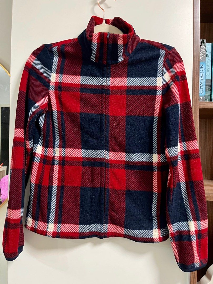 Uniqlo Heattech jacket (Category: Coats, Jackets and Outerwear) located in Taguig. Submitted by decluttering_my_stuff (Listing ID 1361423244, Image 1). Description: S Used Uniqlo Heattech jacket Fits small frame and good second layer jacket during winter. RFS: Decluttering.