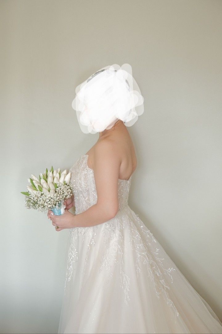 Wedding gown (Category: Evening dresses & gowns) located in Paranaque City. Submitted by declutterdin (Listing ID 1361405872, Image 2). Description: Wedding gown (Eunice) - Purchased from White Label Bridal - Top: Semi-scoop tube with boning - Back: Zipper - Color: Off-white - Cut: A-line - Train length: 40 inches - Materials: Soft tulle, glittered tulle, american tulle, geena silk - Lightweight - Can fit medium frame - 5'2" (I wore 1 & 1/2" heel