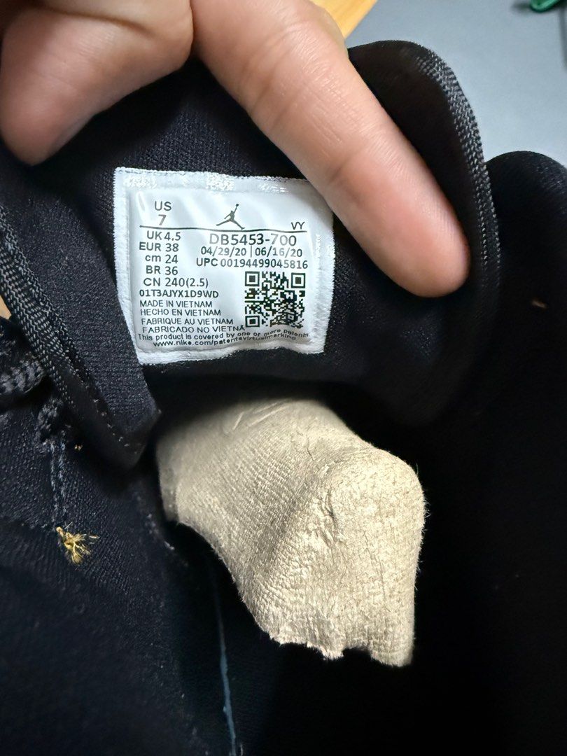WMNS AIR JORDAN 1 MID SE (Category: Sneakers) located in Bulacan. Submitted by itsmsks (Listing ID 1361428231, Image 3). Description: Used once in our Hongkong trip Size 7 US .