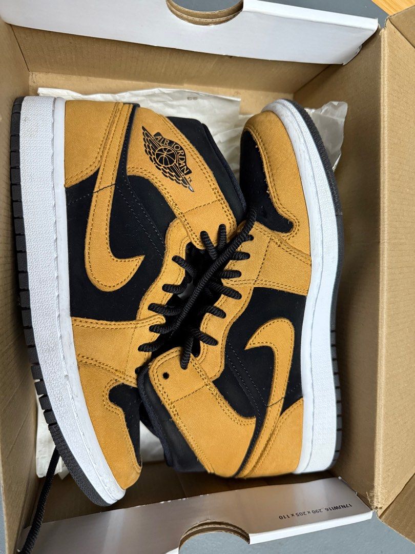 WMNS AIR JORDAN 1 MID SE (Category: Sneakers) located in Bulacan. Submitted by itsmsks (Listing ID 1361428231, Image 1). Description: Used once in our Hongkong trip Size 7 US .