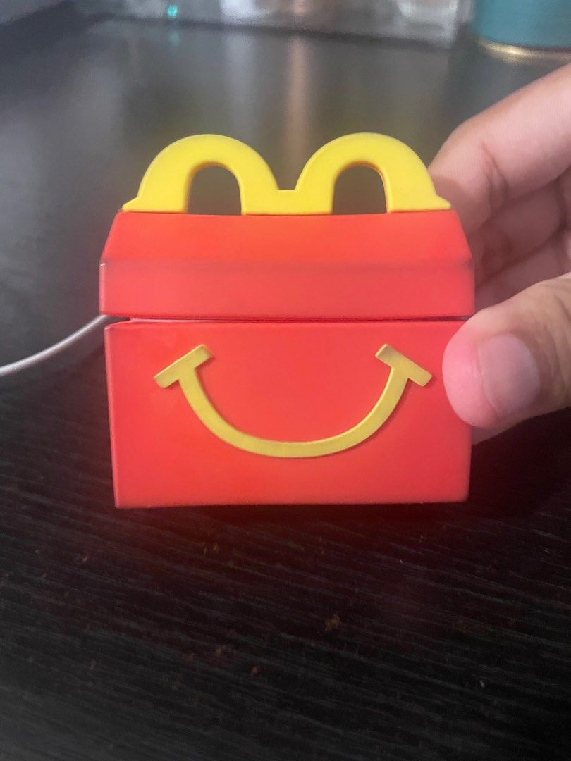 airpods and casing (Category: Earphones) located in Singapore. Submitted by hsvdjabdhd (Listing ID 1362834476, Image 1). Description: not real it is imitation !! .
