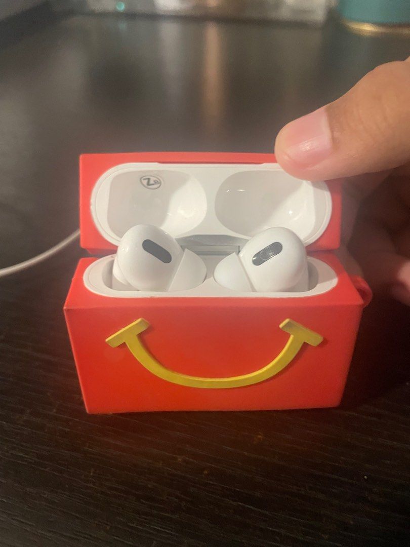 airpods and casing (Category: Earphones) located in Singapore. Submitted by hsvdjabdhd (Listing ID 1362834476, Image 2). Description: not real it is imitation !! .