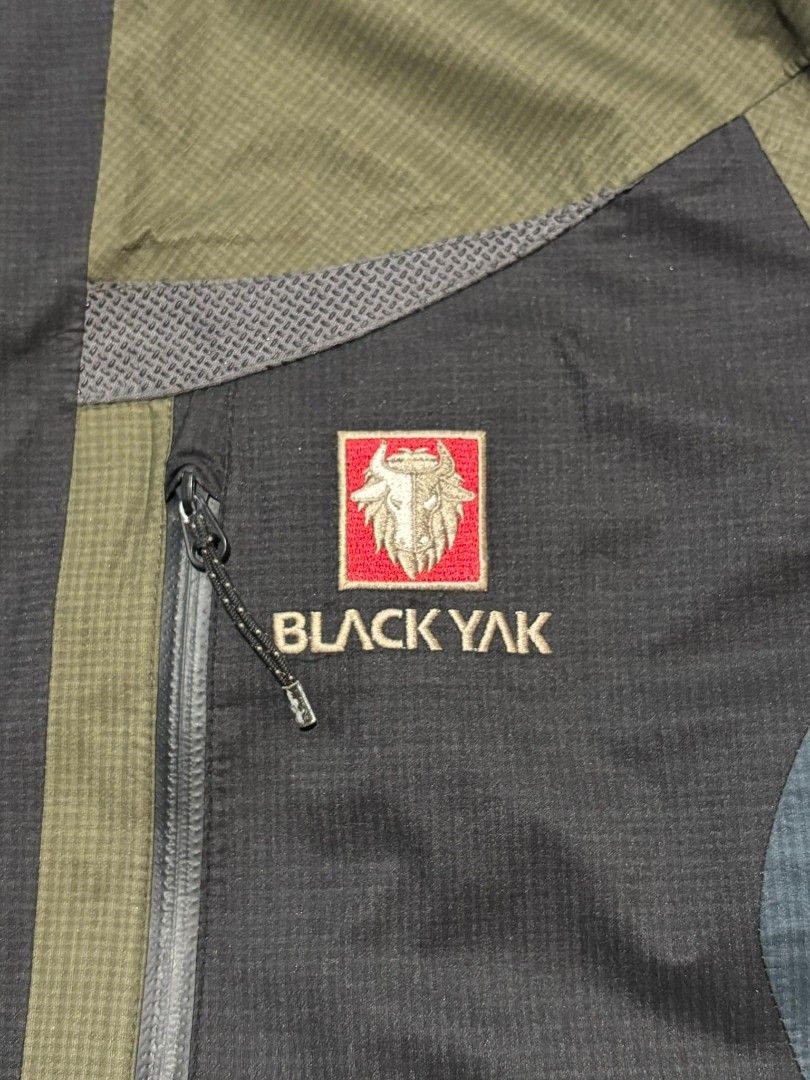 BLACK YAK GORE-TEX (Category: Coats, Jackets and Outerwear) located in Saguday. Submitted by engr.eml (Listing ID 1362964622, Image 2). Description: BLACK YAK GORE TEX COLOR RATE 9.7/10 DIMES: 22x26 PRICE: 550 + SF.